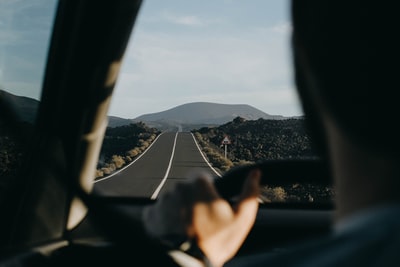 在道路中间驾驶车辆的人